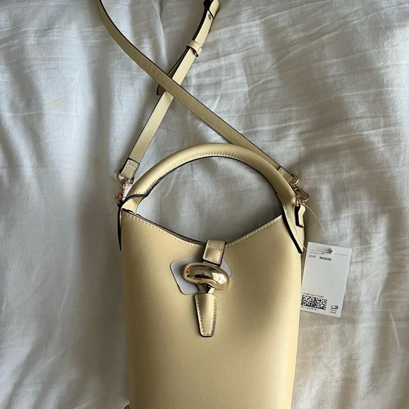 H&M Cream Bucket Shoulder Bag with Gold Accent - Picture 4 of 7